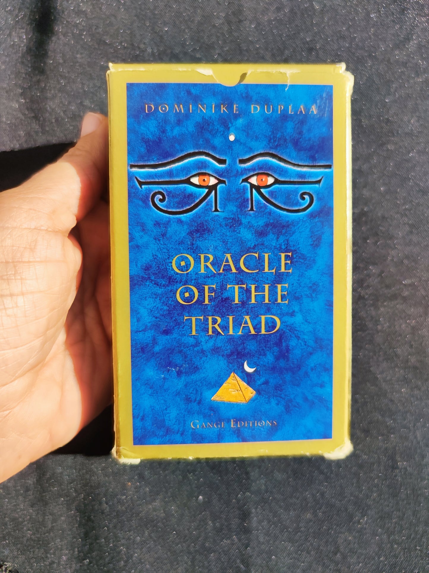 Cet Oracle a été créé par Dominique Duplaa "Éditions du Gange."
Ce jeu divinatoire n'est plus édité dans ce format.L’Oracle de la Triade est un jeu s’inspirant de la symbolique de philosophies et religions diverses : christianisme, judaïsme, astrologie, numérologie, alchimie, franc-maçonnerie, mythologies, kabbale, et aussi l’antiquité, l’Égypte ancienne, les traités de magie, la psychologie etc. Selon, l’auteur, ce jeu permet de cerner les problèmes matériels propres à notre dimension terrestre.