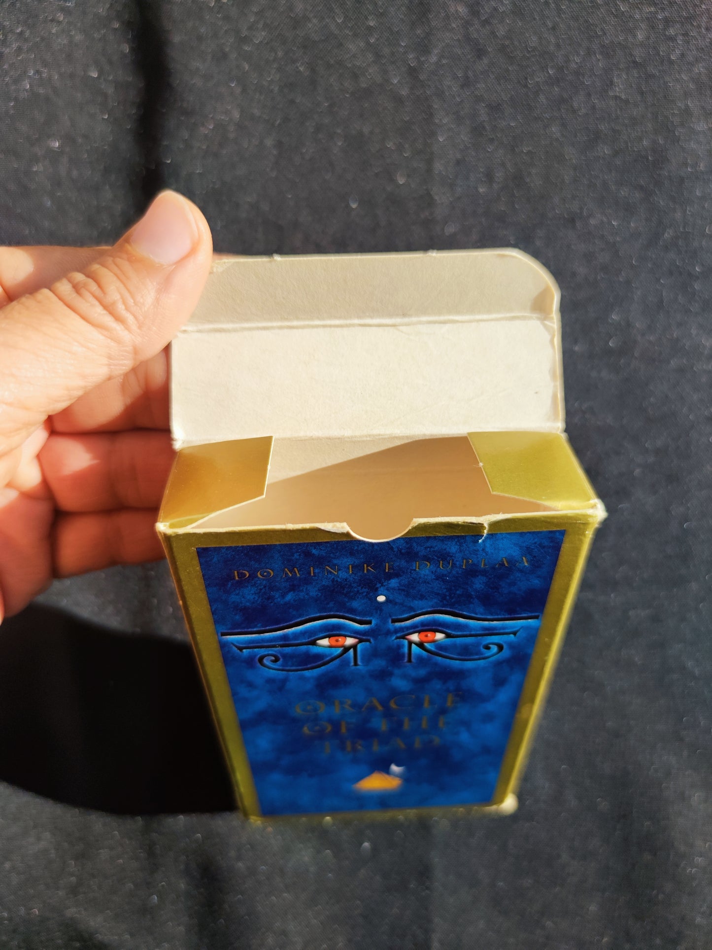 Cet Oracle a été créé par Dominique Duplaa "Éditions du Gange."
Ce jeu divinatoire n'est plus édité dans ce format.L’Oracle de la Triade est un jeu s’inspirant de la symbolique de philosophies et religions diverses : christianisme, judaïsme, astrologie, numérologie, alchimie, franc-maçonnerie, mythologies, kabbale, et aussi l’antiquité, l’Égypte ancienne, les traités de magie, la psychologie etc. Selon, l’auteur, ce jeu permet de cerner les problèmes matériels propres à notre dimension terrestre.