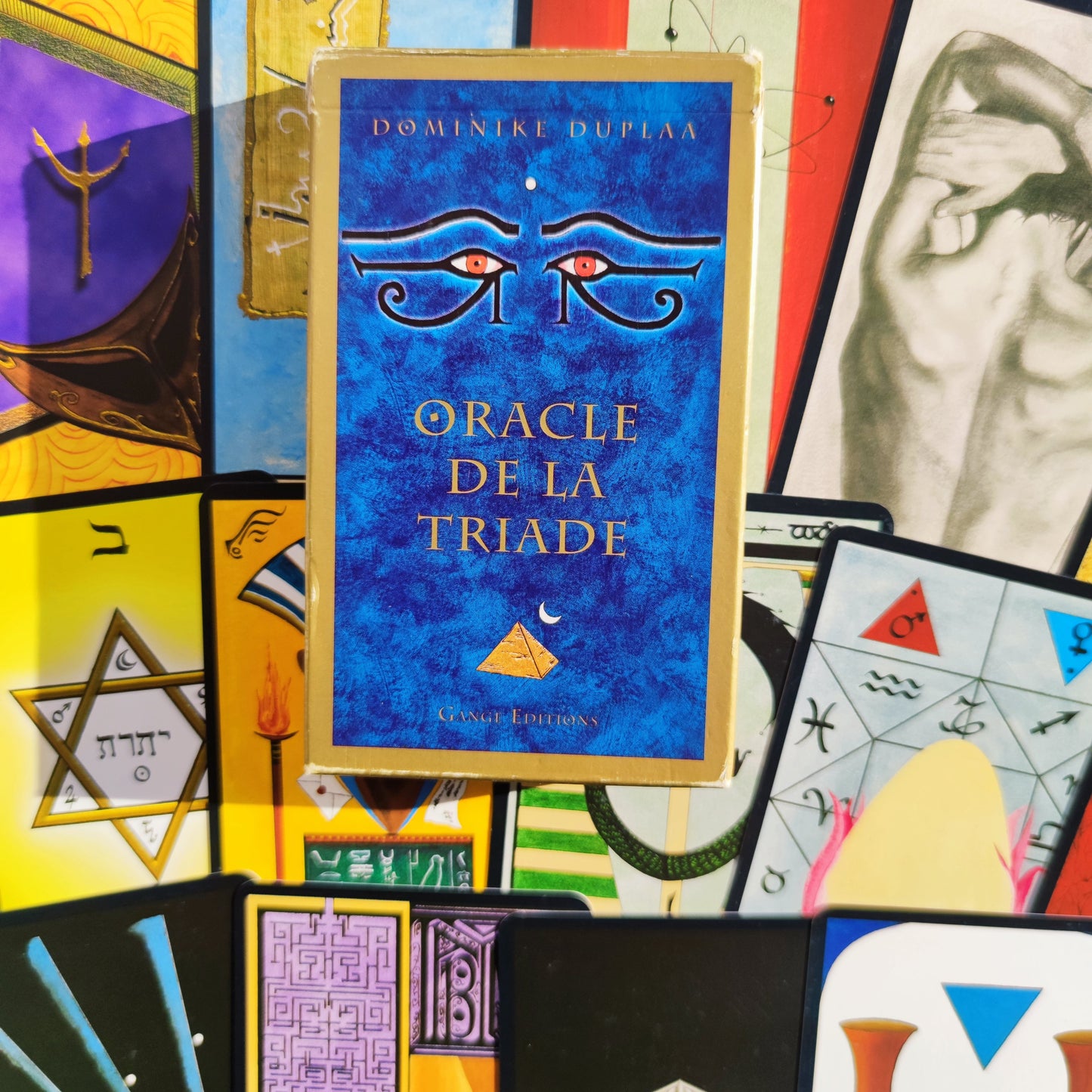 Boîte bleue fermée de l’Oracle de la Triade 1998 par Dominique Duplaa