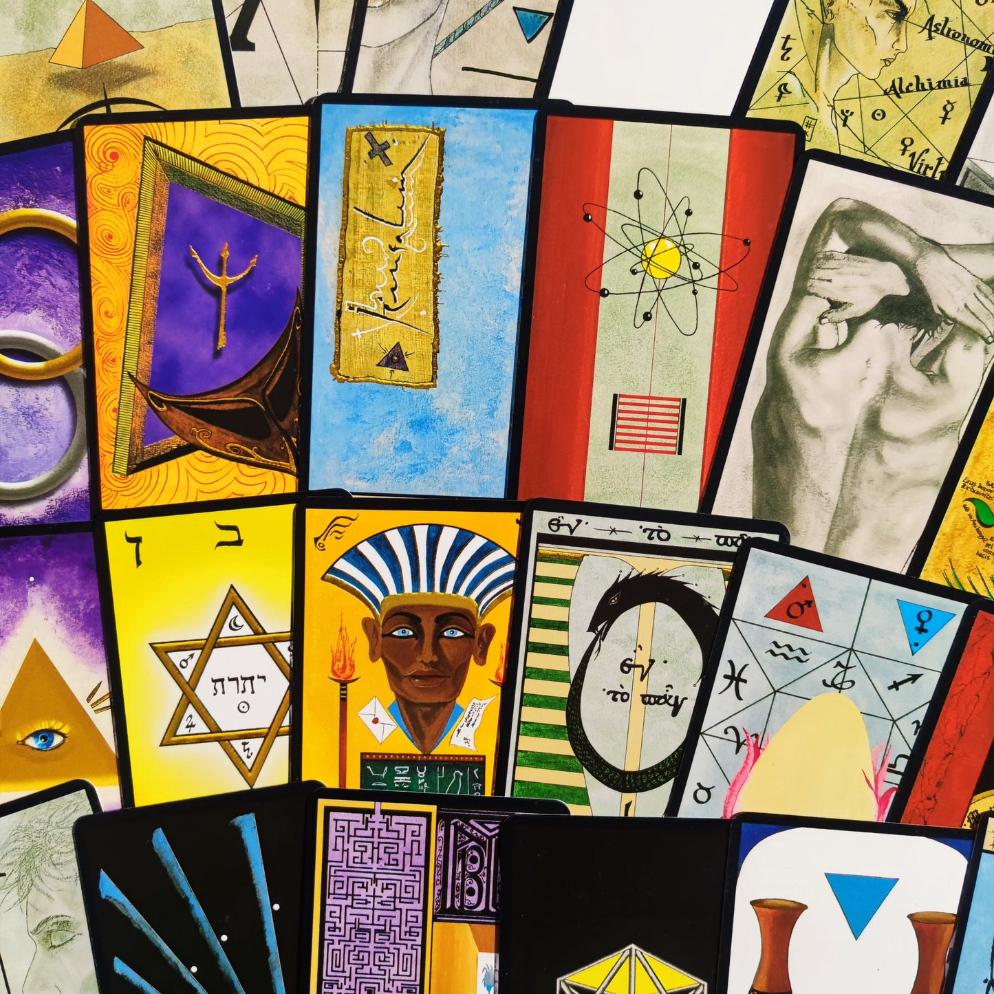 Cartes de l’Oracle de la Triade 1998 étalées – illustrations symboliques ésotériques de Dominique Duplaa