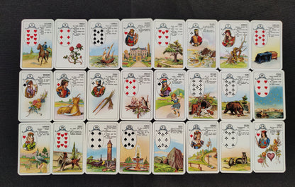Petit Lenormand 1960/1970.La version la plus populaire du jeu de Mlle Lenormand est la version éditée par l'éditeur belge
"Carta Mundi" et qui comporte un
ensemble de cartes avec une
représentation picturale et un cours texte
décrivant la carte