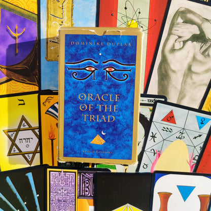 Cet Oracle a été créé par Dominique Duplaa "Éditions du Gange."
Ce jeu divinatoire n'est plus édité dans ce format.L’Oracle de la Triade est un jeu s’inspirant de la symbolique de philosophies et religions diverses : christianisme, judaïsme, astrologie, numérologie, alchimie, franc-maçonnerie, mythologies, kabbale, et aussi l’antiquité, l’Égypte ancienne, les traités de magie, la psychologie etc. Selon, l’auteur, ce jeu permet de cerner les problèmes matériels propres à notre dimension terrestre. 