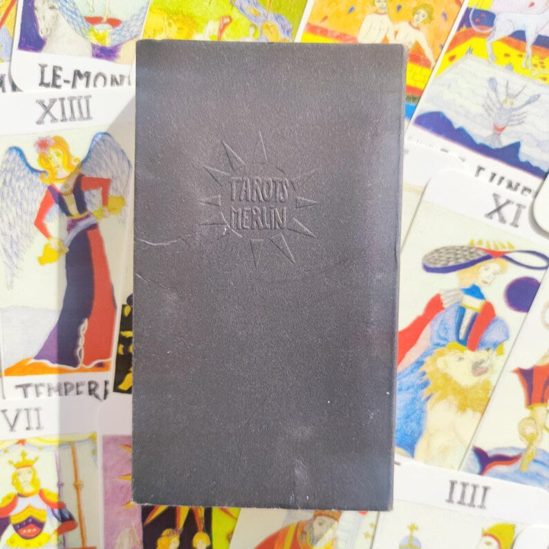 Boîte ouverte du Tarot Merlin, révélant les cartes et la sérigraphie manuelle en édition numérotée.