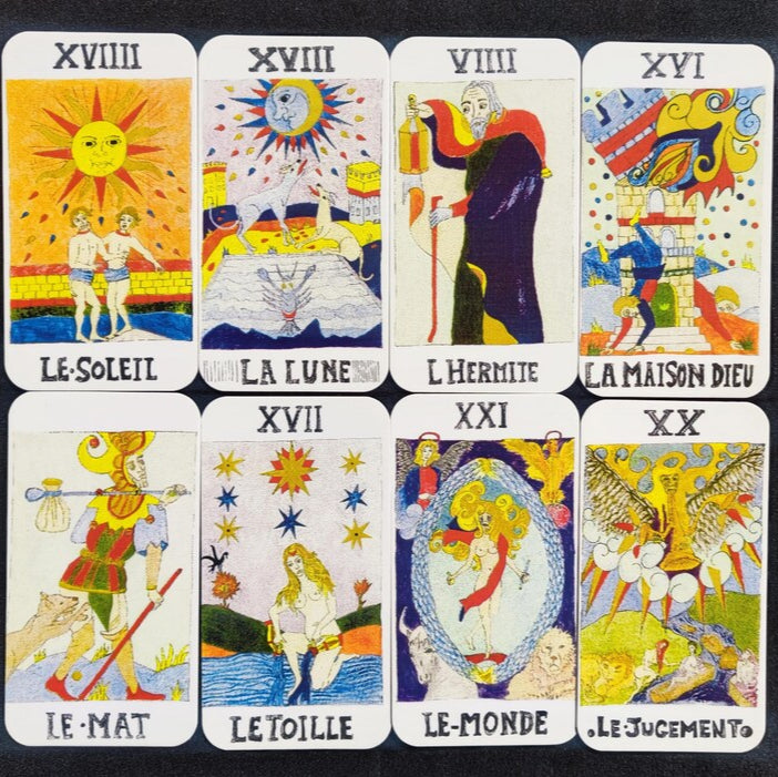 Cartes du Tarot Merlin 2016 étalées en éventail, montrant les détails graphiques et la sérigraphie faite main. 