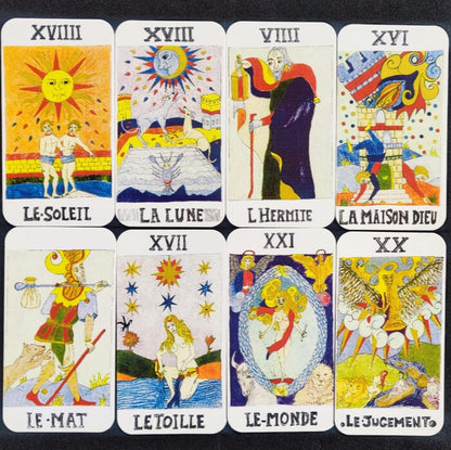 Cartes du Tarot Merlin 2016 étalées en éventail, montrant les détails graphiques et la sérigraphie faite main. 