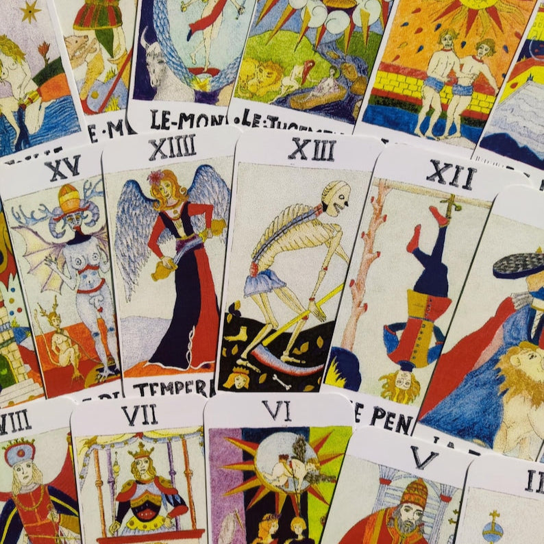 Cartes du Tarot Merlin 2016 étalées en éventail, montrant les détails graphiques et la sérigraphie faite main.
