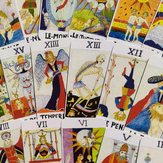 Cartes du Tarot Merlin 2016 étalées en éventail, montrant les détails graphiques et la sérigraphie faite main.