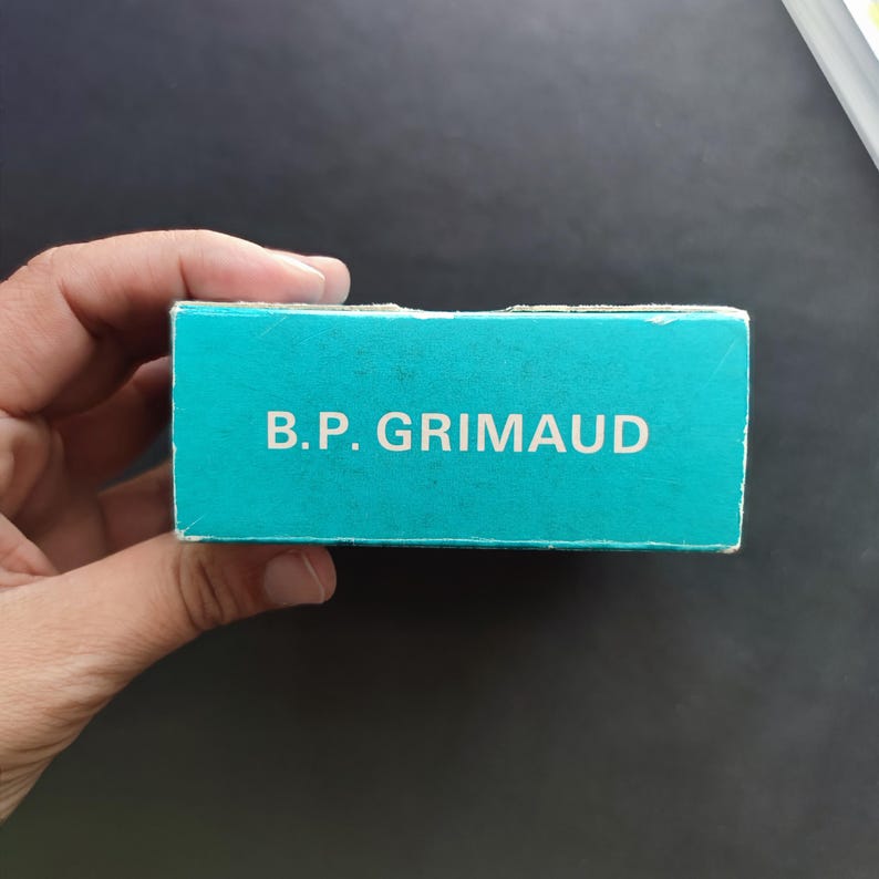 Dessus de la boîte d’origine du Grand Jeu de Mademoiselle Le Normand de 1977, avec la mention BP Grimaud.