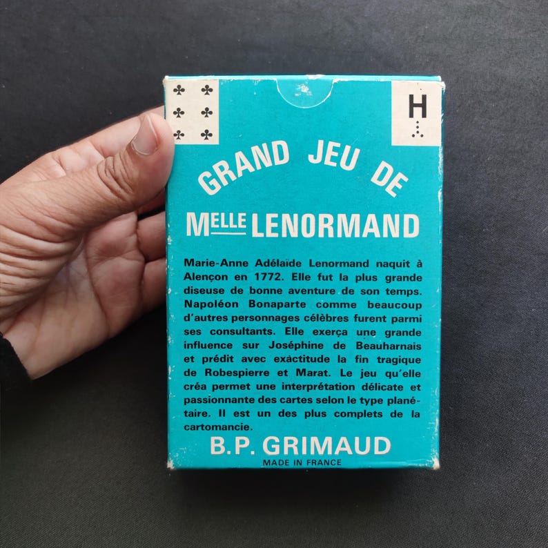 Vue rapprochée du dos de la boîte d’origine du Grand Jeu de Mademoiselle Le Normand.