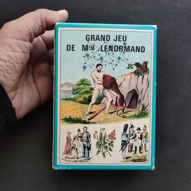 Vue rapprochée de la face avant de la boîte d’origine BP Grimaud du Grand Jeu de Mademoiselle Le Normand.