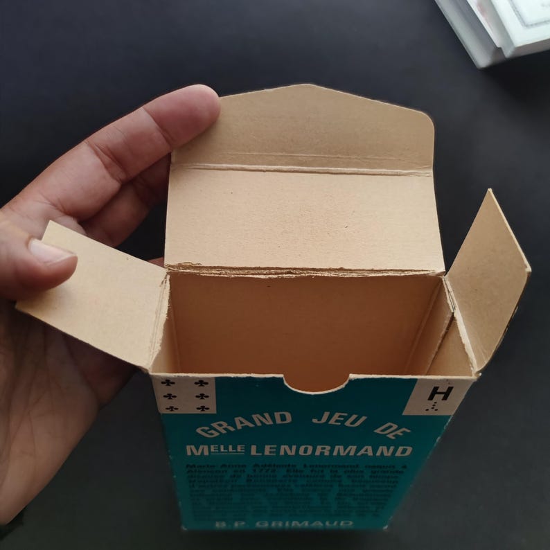 Boîte d’origine du Grand Jeu de Mademoiselle Le Normand ouverte, montrant son intérieur.