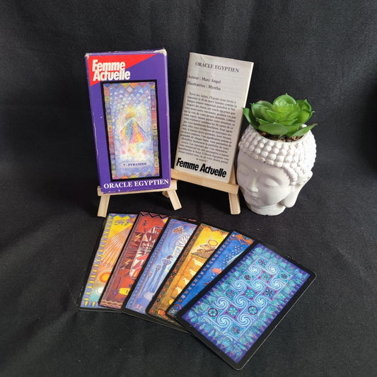 Oracle Égyptien de Marc Angel et Myrrha avec la boîte d’origine, la notice et plusieurs cartes étalées.