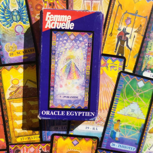 Vue d'ensemble du jeu Oracle Égyptien 2010 avec ses 58 cartes et le livret explicatif.