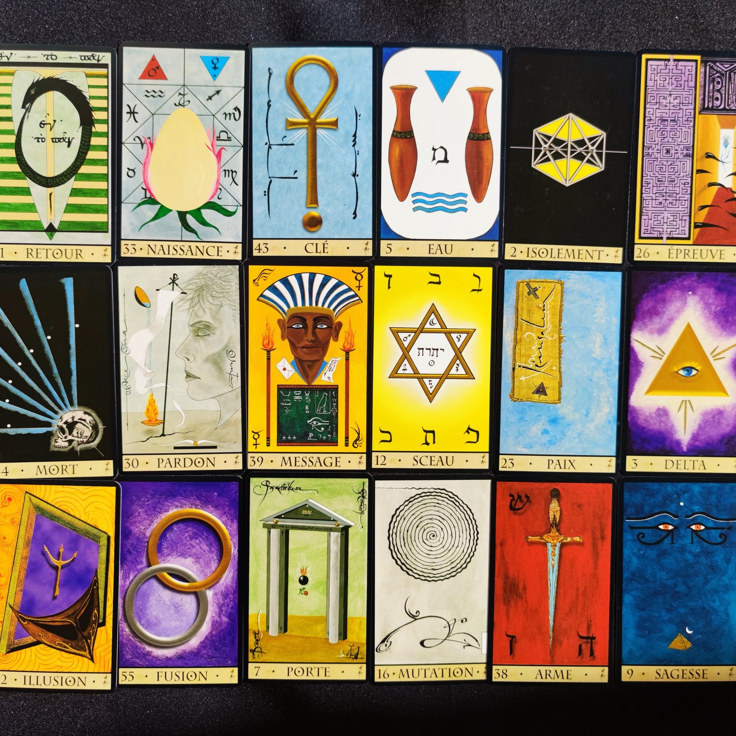  Cartes de l’Oracle de la Triade 1998 étalées en éventail – illustrations symboliques ésotériques de Dominike Duplaa 