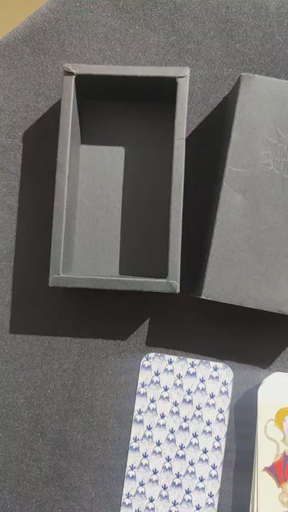 Vidéo de présentation du Tarot Merlin 2016, tirage limité à 120 exemplaires en sérigraphie artisanale, un jeu mystique et rare pour collectionneurs.