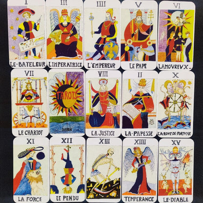 Cartes du Tarot Merlin en gros plan montrant les détails artistiques et les symboles mystiques.
